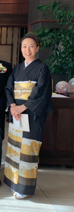 色留袖を黒留袖に染め直す