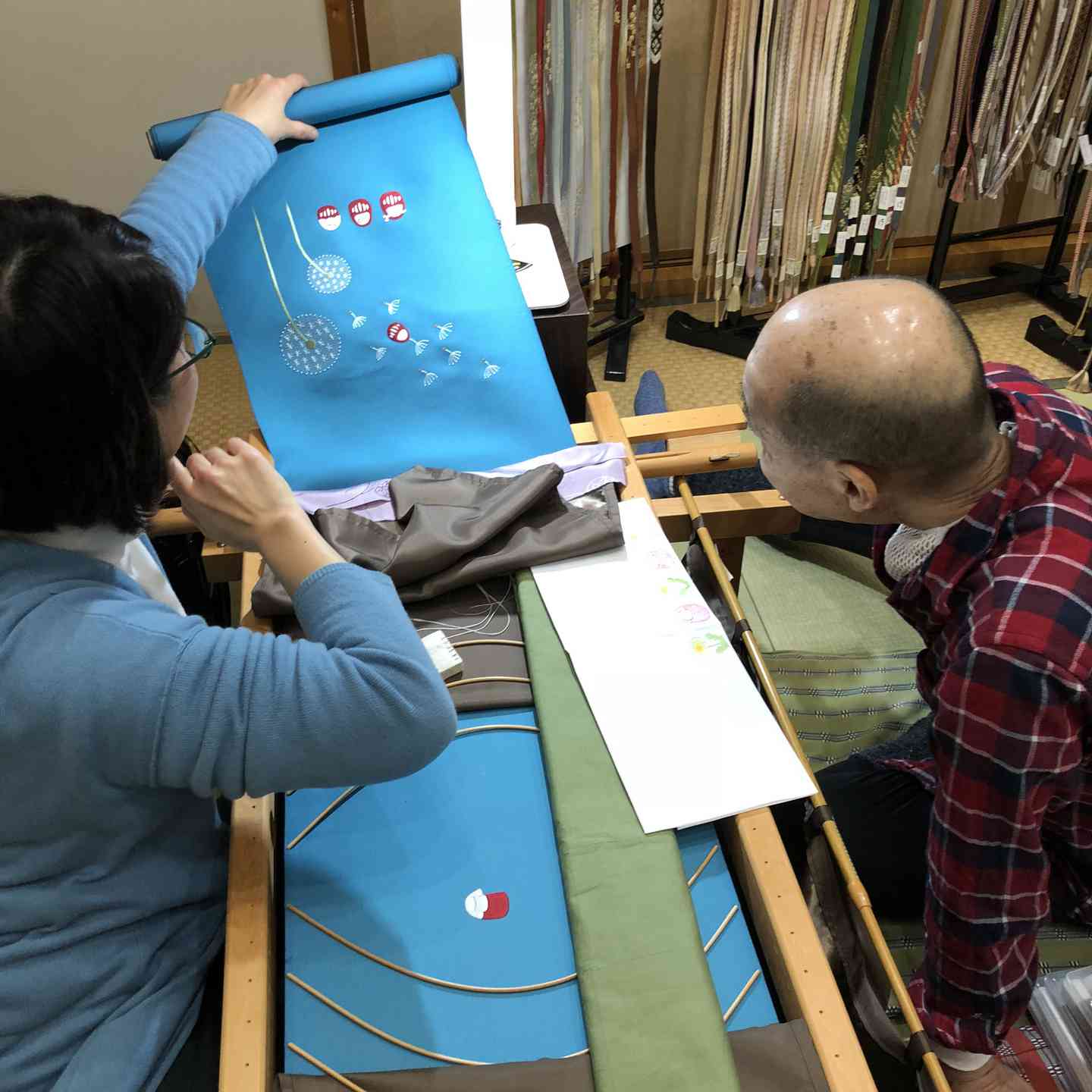 袋帯、黒地に日本刺繍つっみ柄入、飛び柄でアンティーク袋帯